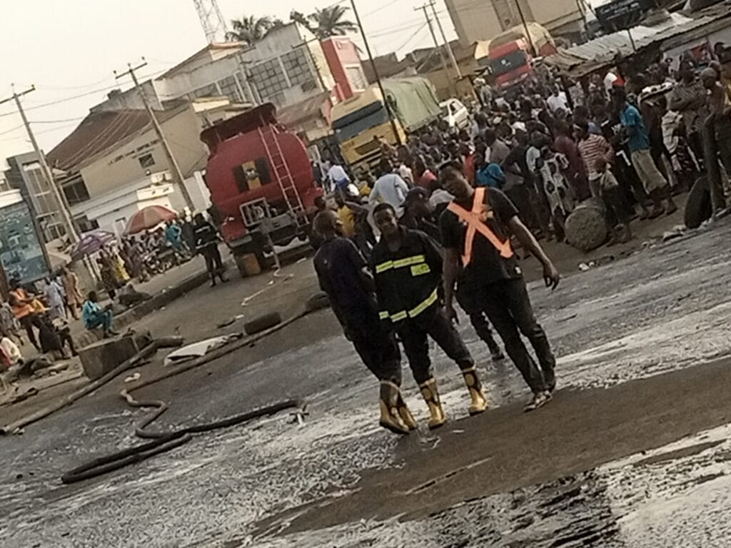 Petrol Tanker Crashed & K*lled A Woman At Takkie Ogbomoso (Video)