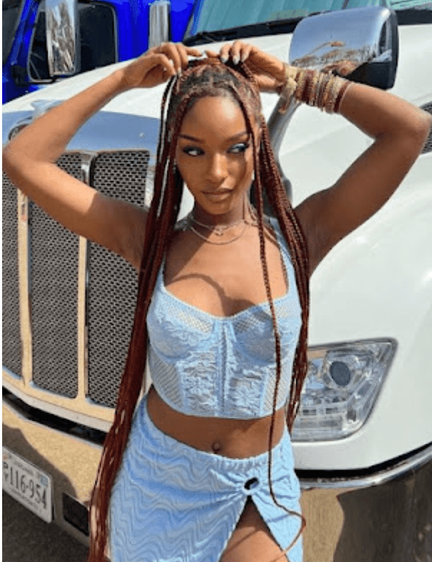 Ayra Starr took off her jacket and show fans her small b00bs while performing (Video)