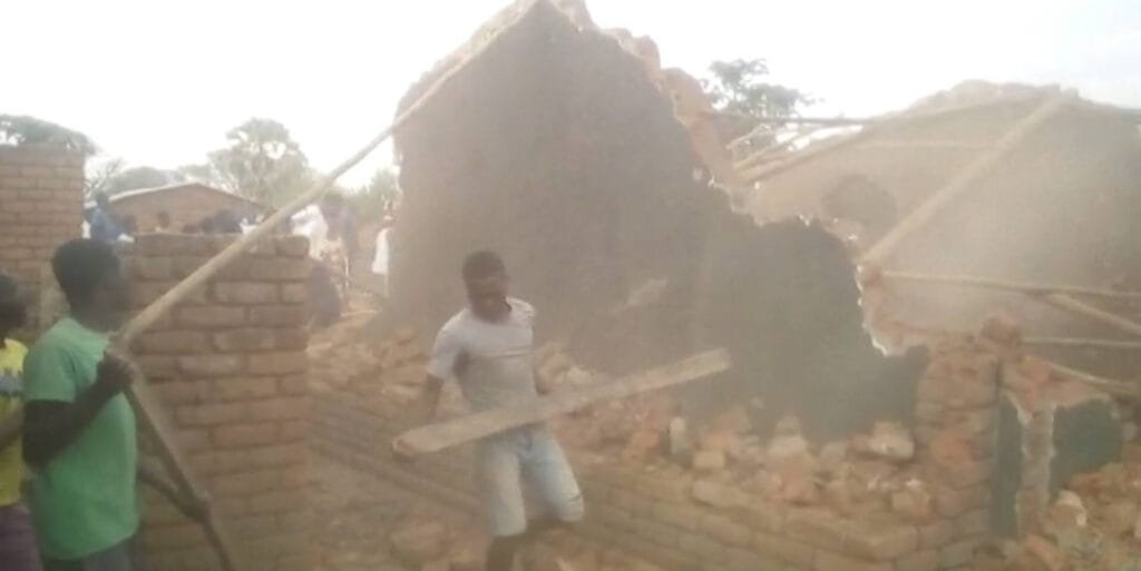 Man destroyed the houses he built for his wife and her mother after she dumped him for another man (video)
