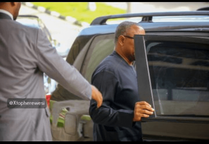 See What Obi Told Man Who Tried To Open His Car Door After Court Session In Abuja, Netizens React