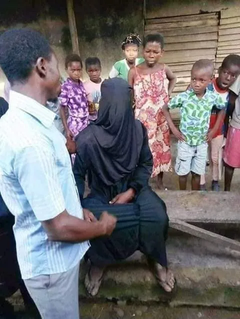 Nigerian man caught after he disguised in hijab to have SXX with a Married Woman in her husband’s House 47 Nigerian man caught after he disguised in hijab to have SXX with a Married Woman in her husband’s House