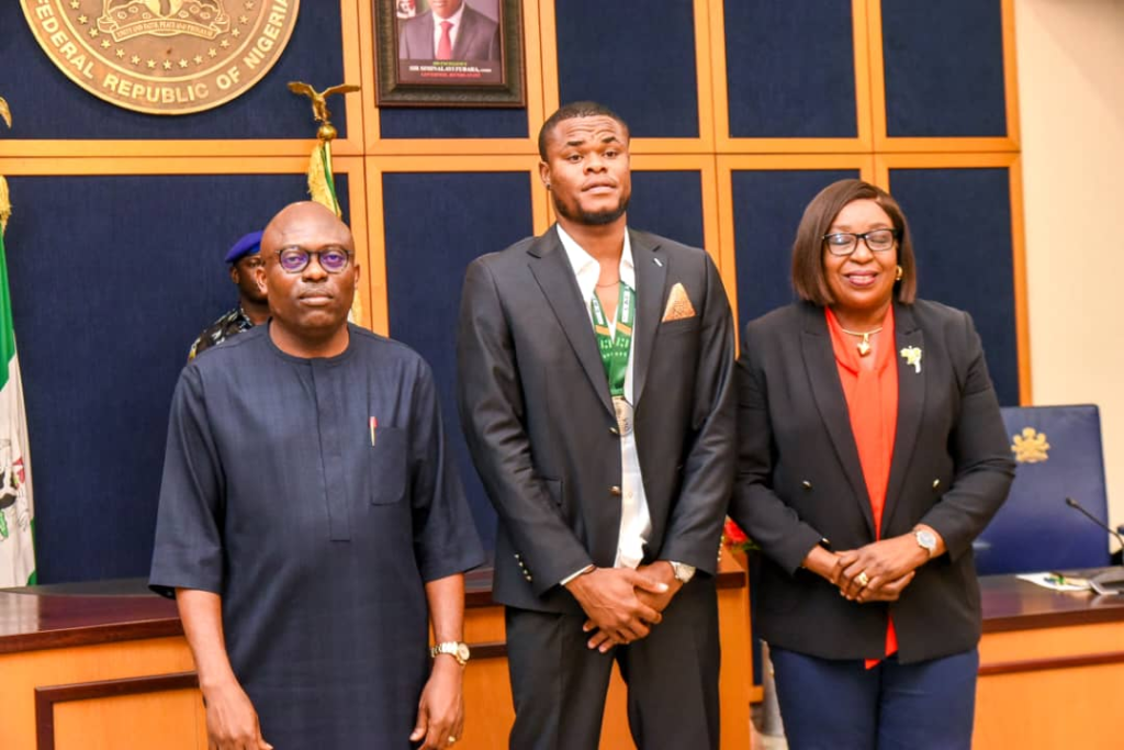 Fubara gives cash, others to Nwabali, Rivers Hoopers' players