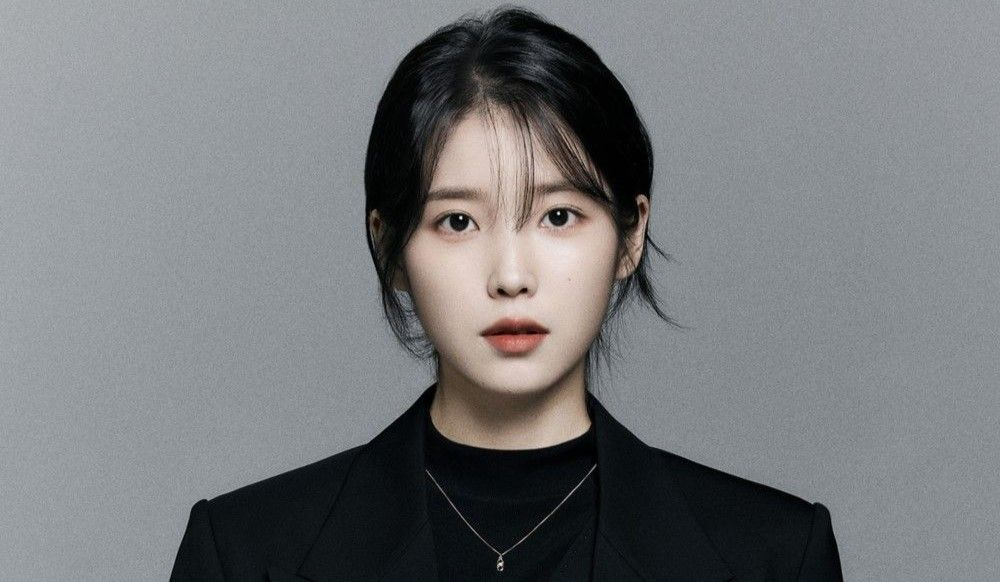 Holssi (English Translation) Lyrics By Iu