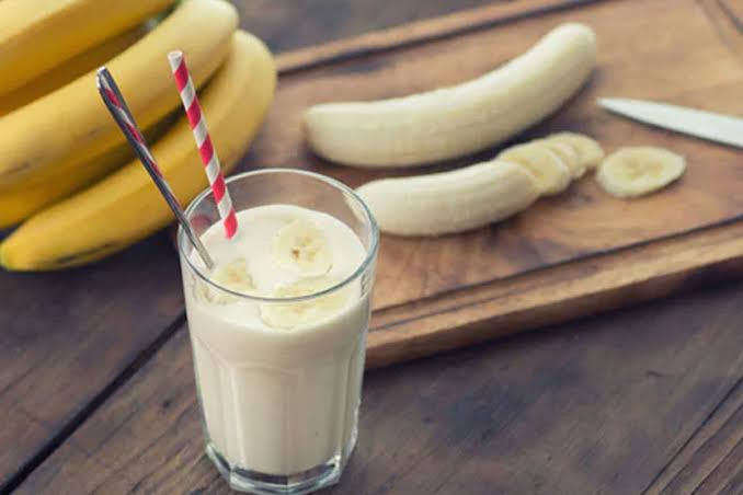 How Eating A Banana And Drinking Milk At Night Can Benefit Your Health And Body.