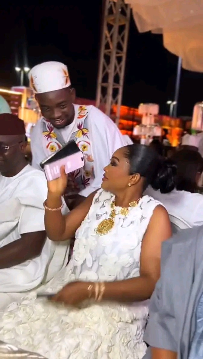 Mercy Aigbe Quickly Hides Her Phones Upon Seeing Erekere At Ori Premiere Mercy Aigbe Quickly Hides Her Phones Upon Seeing Erekere At Ori Premiere